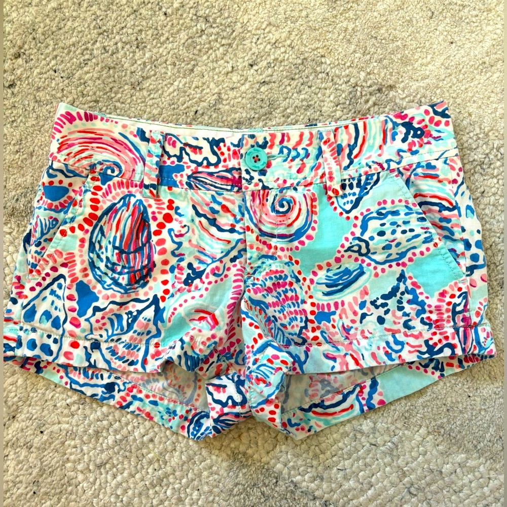 ADORABLE LILY PULITZER PATTERNED SHORTS!
